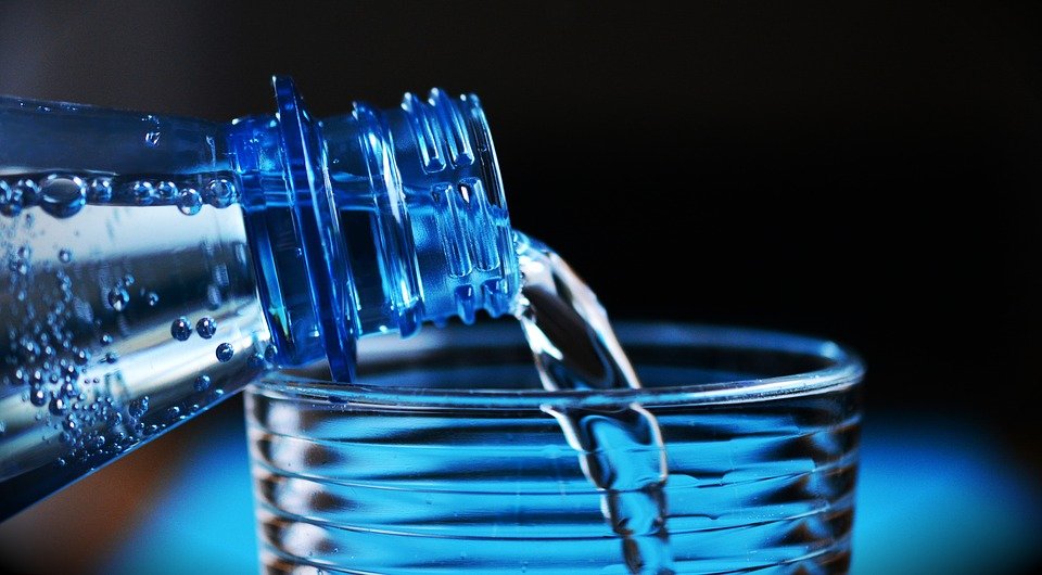 10 signs you’re not drinking enough water (+ our tips)